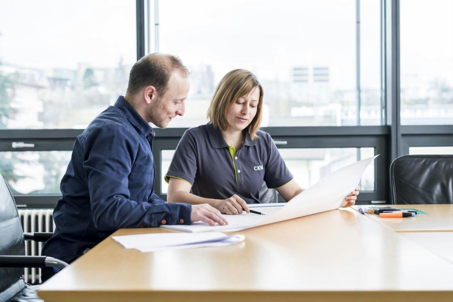 Moderner Arbeitsplatz mit Finanzunterlagen und Laptop
