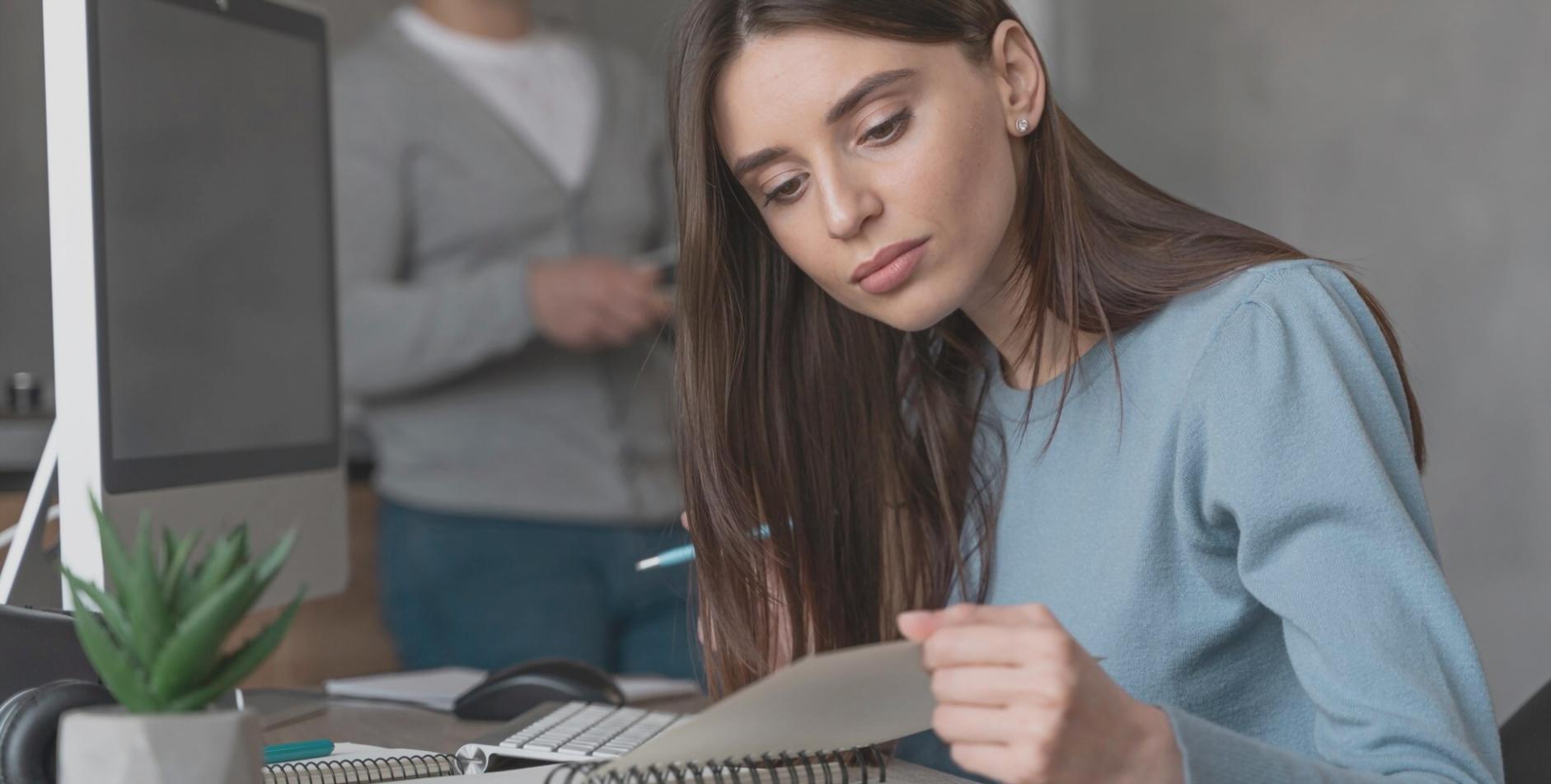 Teilnehmer beim gemeinsamen Lernen in einer praxisorientierten Finanzschulung